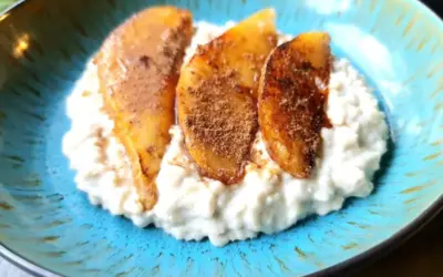 warmer Porridge mit karamellisierten Zimtbirnen