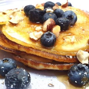 saftige Quark Eierkuchen mit Heilbeeren und Ahornsirup
