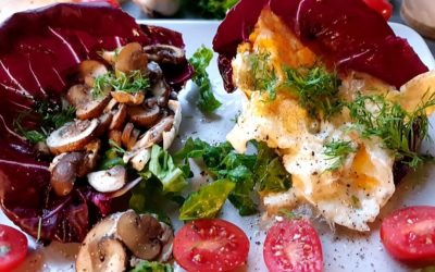 Rührei mit Champignons und frischem Salat