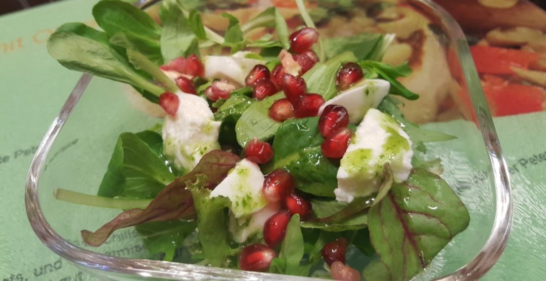 Winterlicher Salat mit Granatapfel und Büffelmozzarella - Rezepte ...