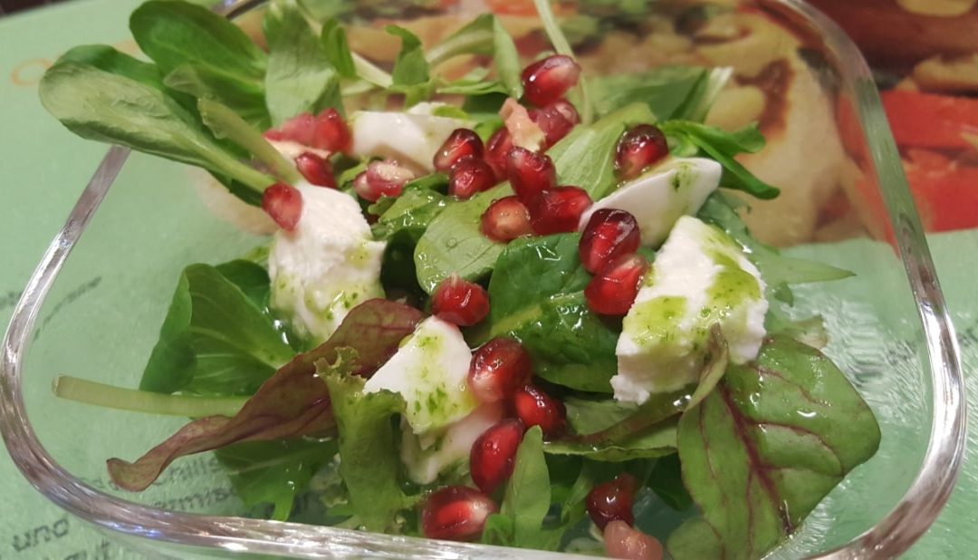 Winterlicher Salat mit Granatapfel und Büffelmozzarella