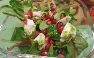 Winterlicher Salat mit Granatapfel und Büffelmozzarella