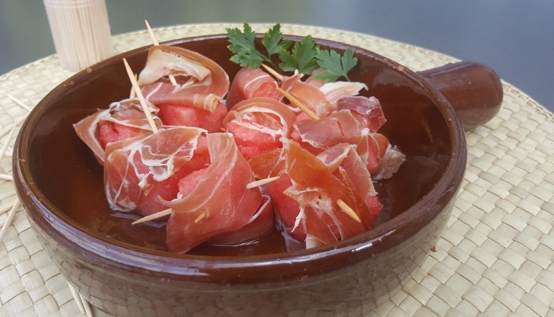 Jamòn con Sandìa – spanische Tapas Spezialität: luftgetrockneter Schinken mit Wassermelone