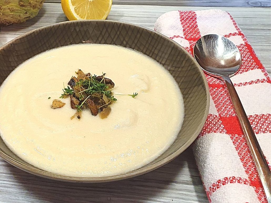 Rezept für Selleriesuppe mit herzhaft saurem Topping