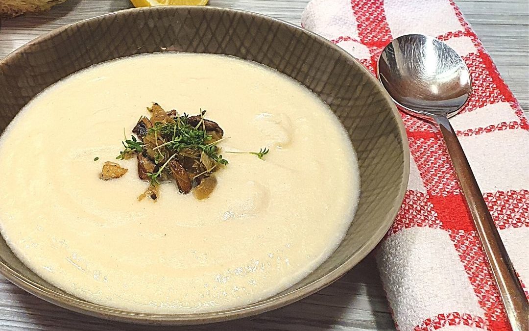 Cremige Sellerie Suppe mit Champignon-Petersilien-Topping