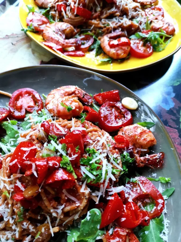 Spagetti mit Knoblauch-Scampi und Soße aus frischen Tomaten