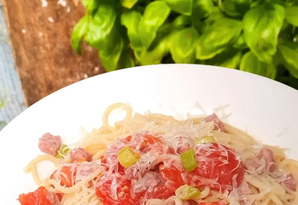 Spaghetti mit frischen Tomaten und italienischer Salsiccia