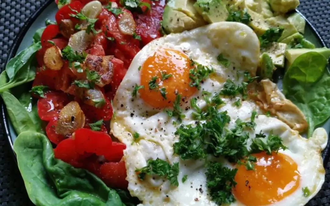 Spiegelei mit Avocado und Knoblauchtomaten