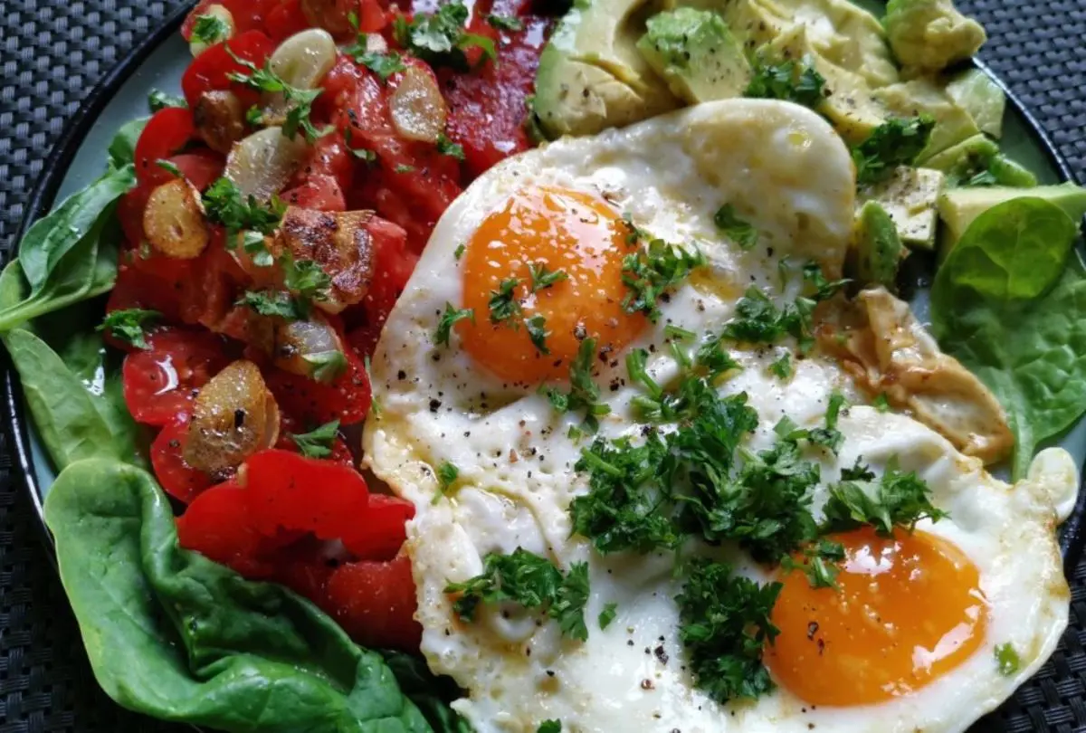 Spiegelei mit Avocado und Knoblauchtomaten - Rezepte | Kochrezepte ... Spiegelei mit Avocado und Knoblauchtomaten - Rezepte | Kochrezepte ...