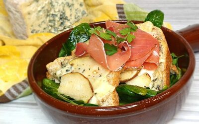 knackiger Spinat Salat mit gebuttertem Toast, Blauschimmelkäse und Birne