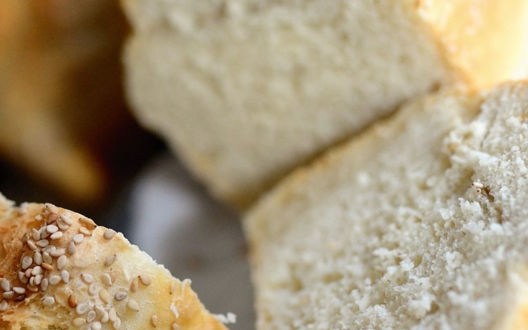Toastbrot mit Maismehl und saurer Sahne – Rezept für den Brotbackautomaten