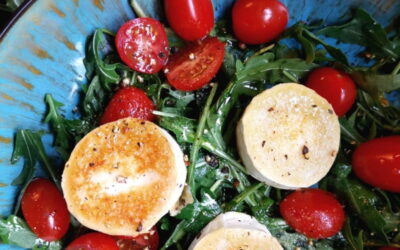 Gratinierter Ziegenkäse mit Ruccola und Tomate