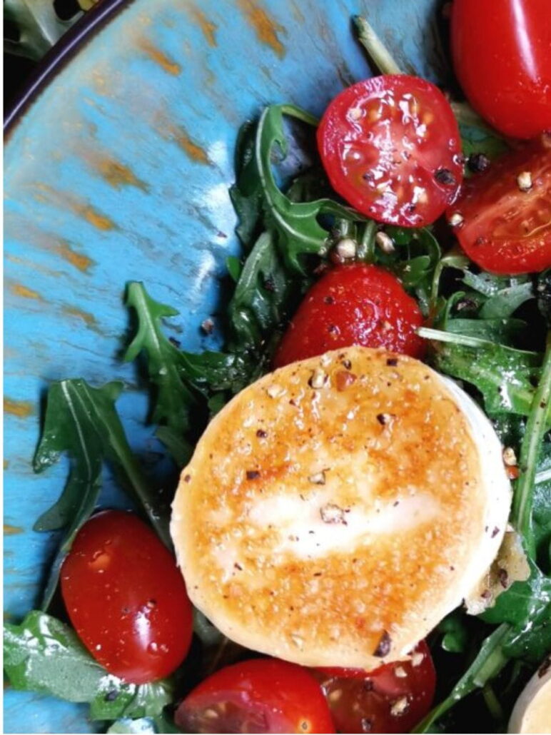 Gratinierter Ziegenkäse mit Rucola und Tomaten