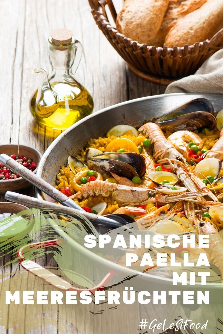 spanische Paella mit Meeresfrüchte in der original Paella Pfanne serviert