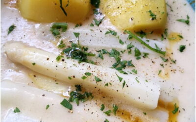 weißer Spargel mit Bechamel Soße und klassischen Salzkartoffeln
