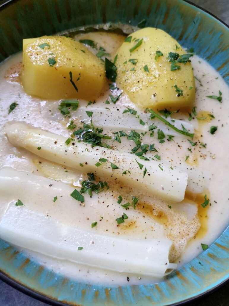 weißer Spargel mit Bechamel Sauce und Saltkartoffeln